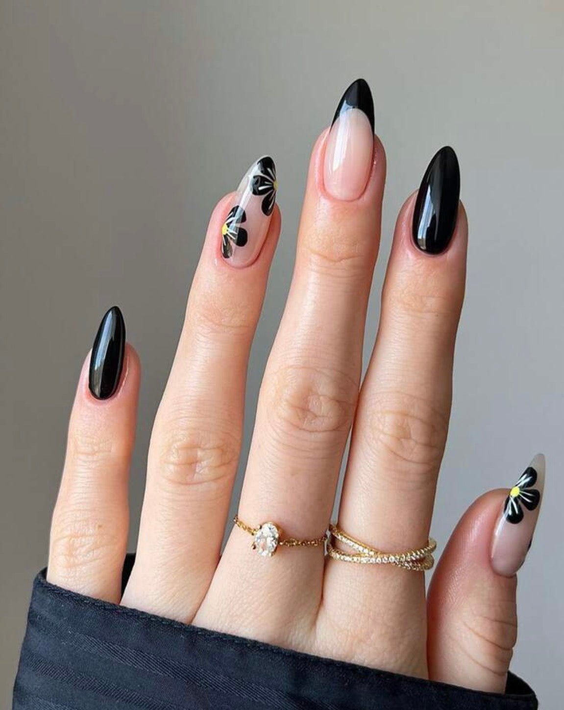 24 Pcs Medium Almond Black Floral Design Press-On Nails
