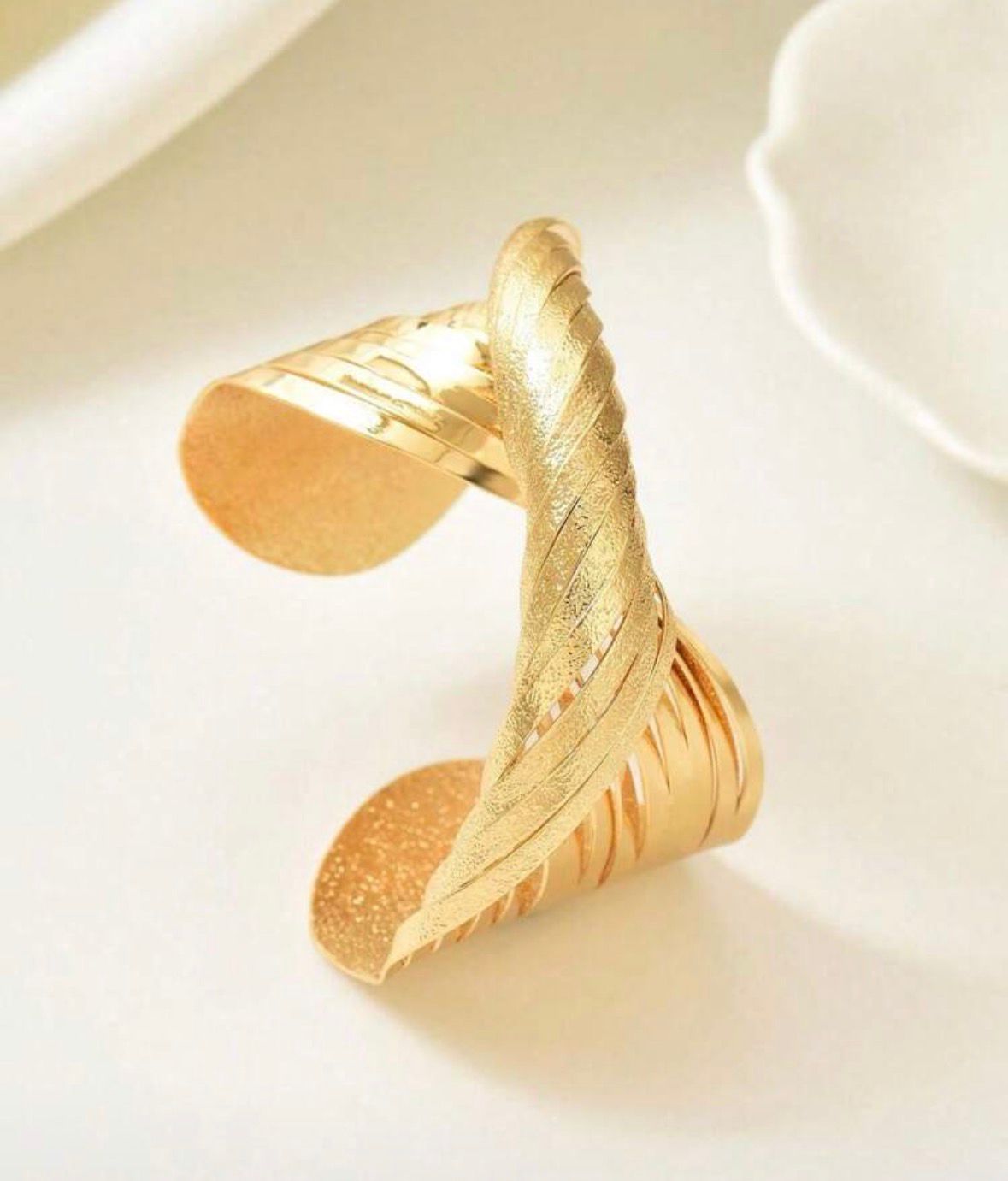 Golden Twist Cuff Bracelet – 6.8 cm