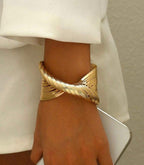 Golden Twist Cuff Bracelet – 6.8 cm
