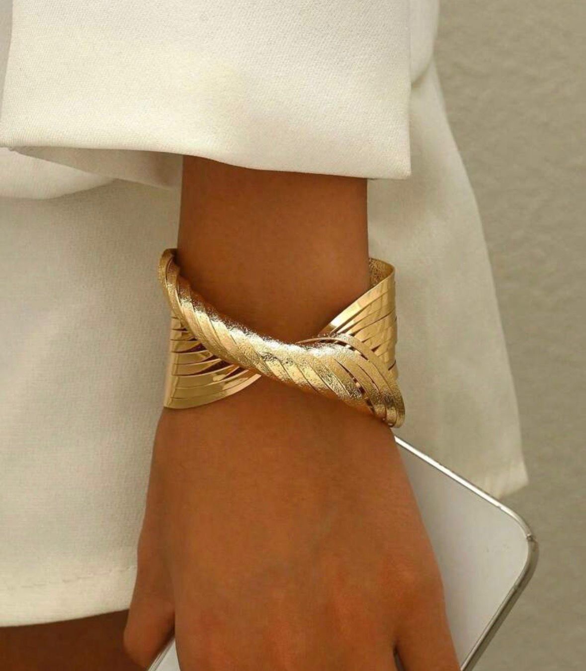 Golden Twist Cuff Bracelet – 6.8 cm